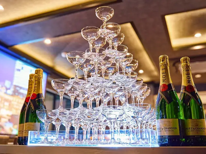 プレミアム+お店貸切プラン】ブーブクリコ or モエシャンドンロゼで